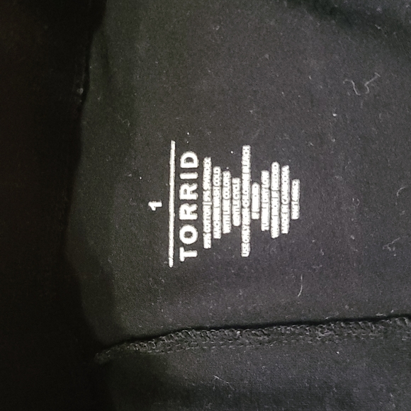 Black leggings Torrid Size 1 7/8 length - Picture 2 of 2